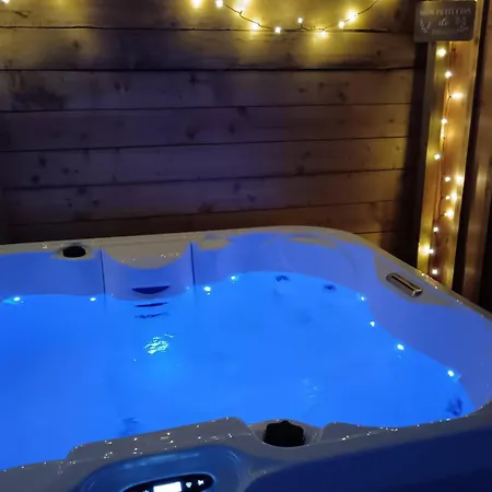 Chalet Cosy Avec Option Jacuzzi Saint-Genes-de-Fronsac Exterior photo